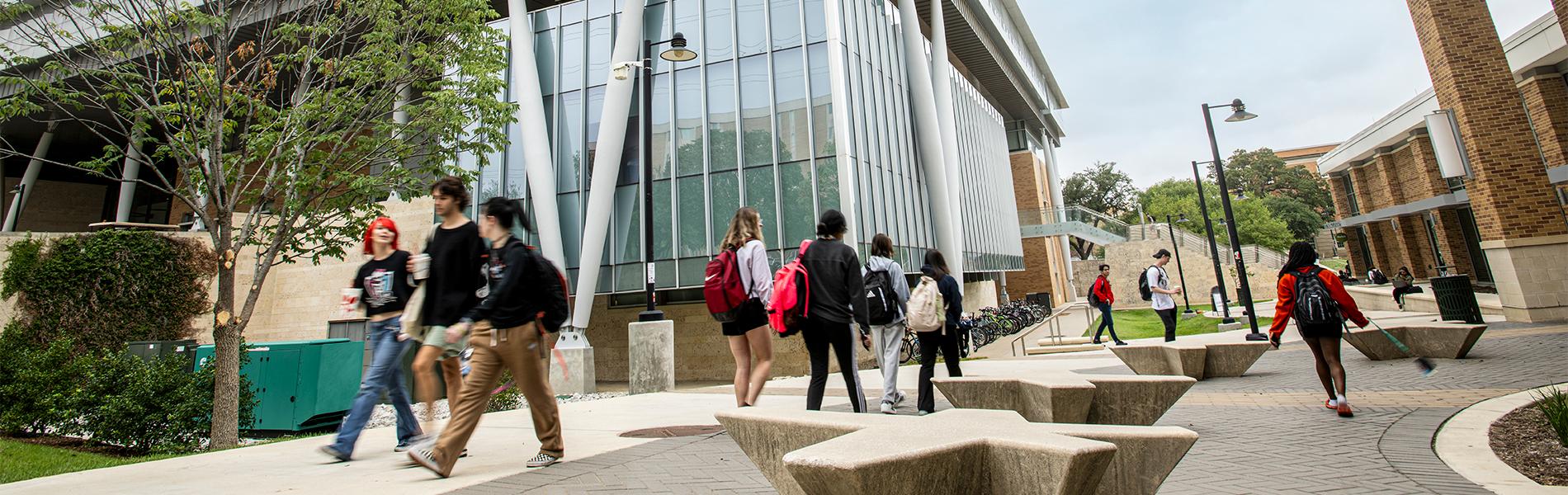 UNT Denton - students walking